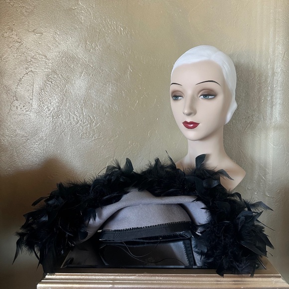 GRANDIOSE 1950's TAUPE FELT LARGE BRIMMED HAT WITH BLACK FEATHERS - Picture 8 of 10